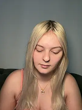 Snapshot of Allylove03 chatting on April 2026 04:21:01 AM Allylove03 online show from April 2026 04:21:01 AM