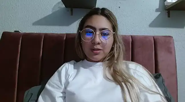 Snapshot of Miabonnett_ chatting on January 2025 10:53:02 PM Miabonnett online show from January 2025 10:53:02 PM