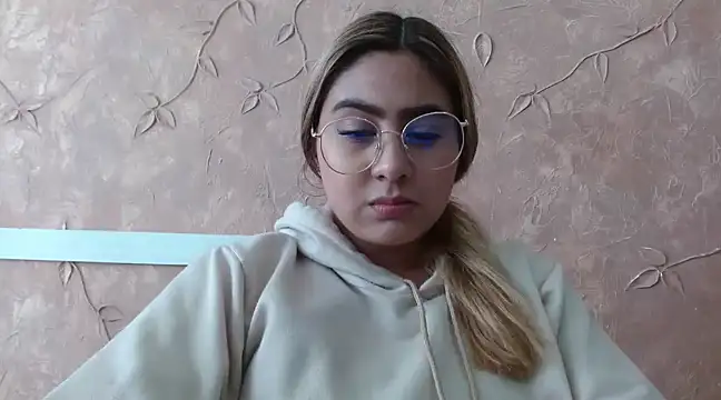 Snapshot of Miabonnett_ chatting on February 2025 04:17:02 PM Miabonnett online show from February 2025 04:17:02 PM