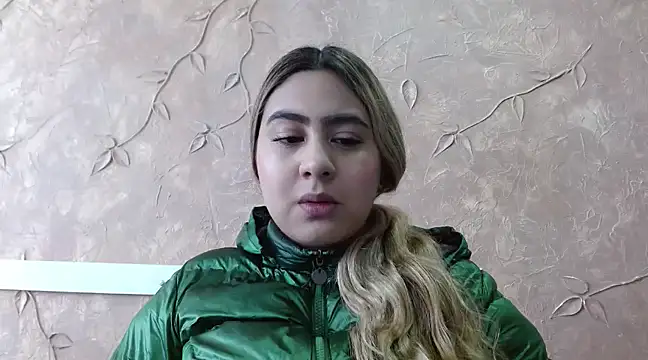 Snapshot of Miabonnett_ chatting on February 2025 12:04:02 PM Miabonnett online show from February 2025 12:04:02 PM