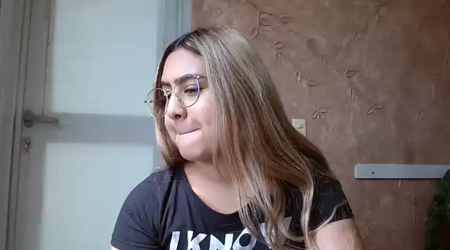 Snapshot of Miabonnett_ chatting on February 2025 03:08:01 PM Miabonnett online show from February 2025 03:08:01 PM