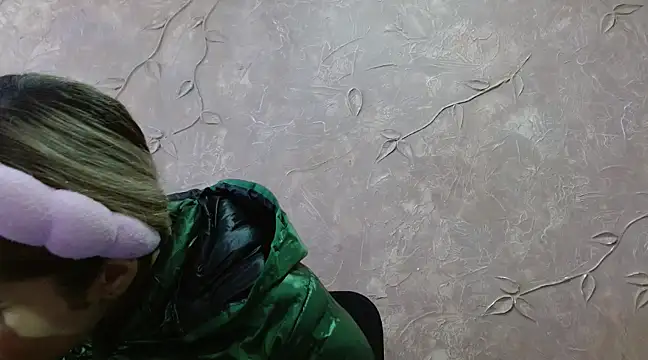 Snapshot of Miabonnett_ chatting on February 2025 12:08:01 PM Miabonnett online show from February 2025 12:08:01 PM