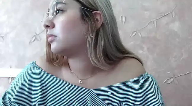 Snapshot of Miabonnett_ chatting on February 2025 03:08:02 PM Miabonnett online show from February 2025 03:08:02 PM