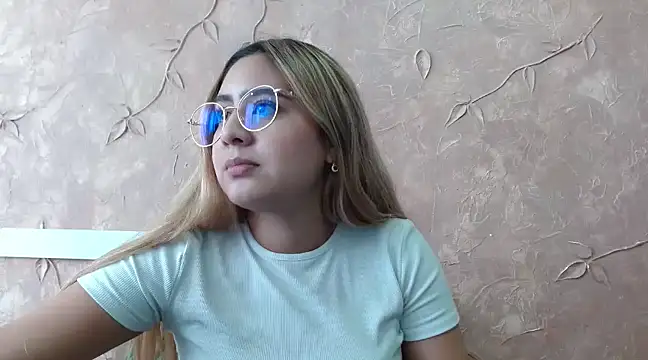 Snapshot of Miabonnett_ chatting on February 2025 03:05:01 PM Miabonnett online show from February 2025 03:05:01 PM