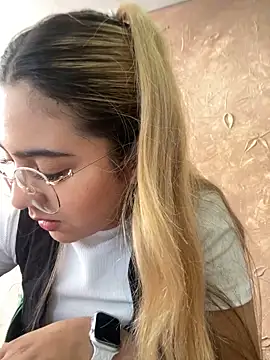 Snapshot of Miabonnett_ chatting on March 2025 03:13:02 PM Miabonnett online show from March 2025 03:13:02 PM