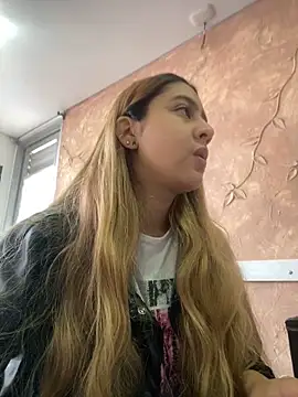 Snapshot of Miabonnett_ chatting on October 2025 12:04:02 PM Miabonnett online show from October 2025 12:04:02 PM