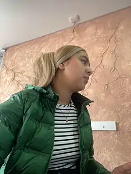 Snapshot of Miabonnett_ chatting on October 2025 12:06:01 PM Miabonnett online show from October 2025 12:06:01 PM