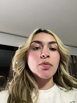 Snapshot of emma_oxford chatting on April 2026 12:52:02 AM emma oxford online show from April 2026 12:52:02 AM