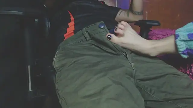 Snapshot of OldManAndGirlishLady chatting on January 2025 02:25:01 AM OldManAndGirlishLady online show from January 2025 02:25:01 AM