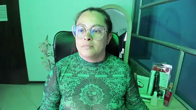 Snapshot of SaraThomso chatting on September 2025 03:17:01 AM SaraThomso online show from September 2025 03:17:01 AM