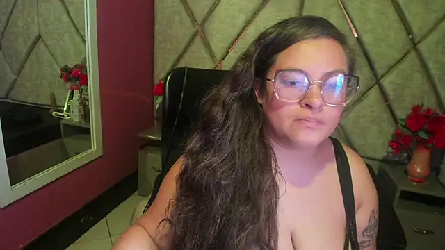 Snapshot of SaraThomso chatting on October 2025 03:45:01 AM SaraThomso online show from October 2025 03:45:01 AM