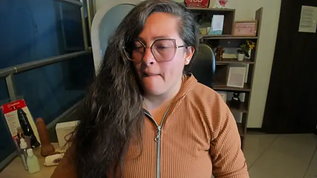 Snapshot of SaraThomso chatting on November 2025 03:17:01 AM SaraThomso online show from November 2025 03:17:01 AM