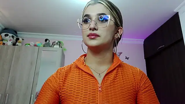 Snapshot of caroline_jonson chatting on December 2024 07:11:02 PM caroline jonson online show from December 2024 07:11:02 PM