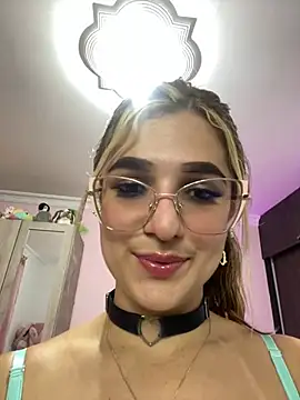 Snapshot of caroline_jonson chatting on December 2024 08:15:01 PM caroline jonson online show from December 2024 08:15:01 PM