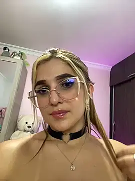 Snapshot of caroline_jonson chatting on December 2024 11:20:02 PM caroline jonson online show from December 2024 11:20:02 PM