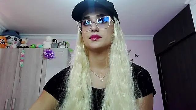 Snapshot of caroline_jonson chatting on February 2025 06:45:01 PM caroline jonson online show from February 2025 06:45:01 PM