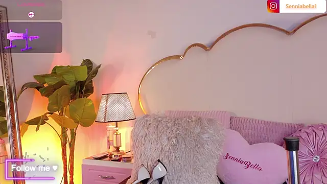 SenniaBella online show from April 2026 02:04:02 PM