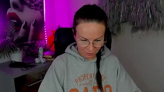 HelenLuxx online show from February 2026 04:28:02 PM