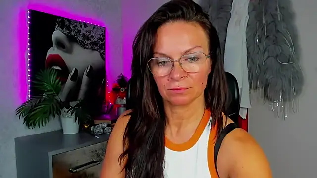 Snapshot of HelenLuxx chatting on June 2026 04:38:02 PM HelenLuxx online show from June 2026 04:38:02 PM