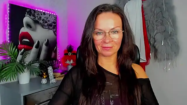 Snapshot of HelenLuxx chatting on June 2026 03:14:01 PM HelenLuxx online show from June 2026 03:14:01 PM
