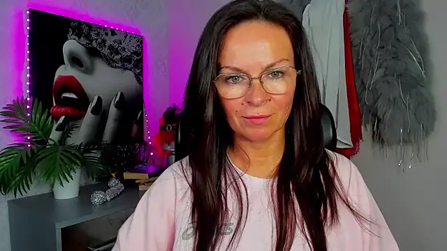 Snapshot of HelenLuxx chatting on June 2026 03:24:02 PM HelenLuxx online show from June 2026 03:24:02 PM