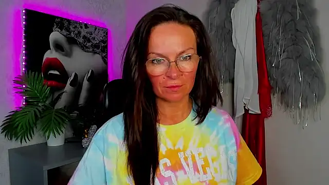 Snapshot of HelenLuxx chatting on June 2026 03:20:02 PM HelenLuxx online show from June 2026 03:20:02 PM