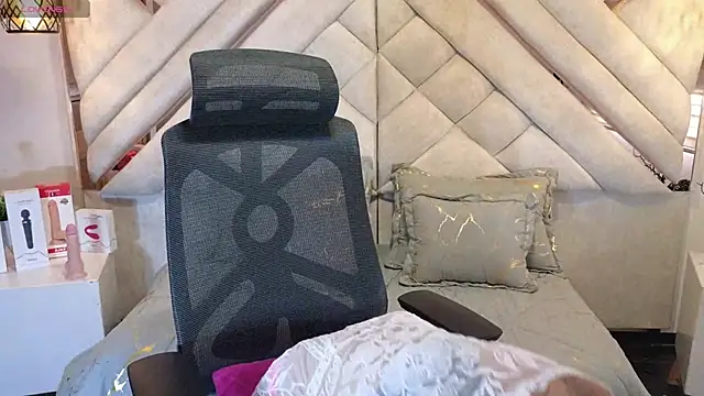 Snapshot of leslyflorez chatting on January 2025 09:50:01 PM leslyflorez online show from January 2025 09:50:01 PM