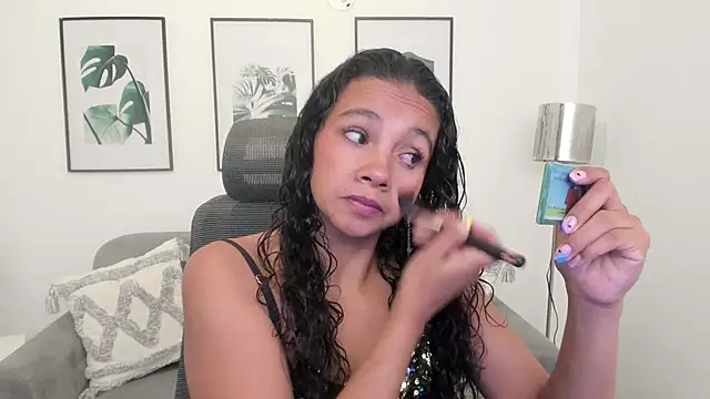 Snapshot of leslyflorez chatting on February 2025 09:21:02 PM leslyflorez online show from February 2025 09:21:02 PM