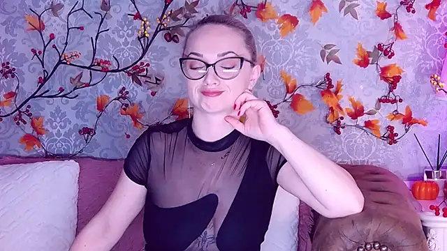 Snapshot of EllianaReese chatting on November 2025 03:42:02 AM EllianaReese online show from November 2025 03:42:02 AM