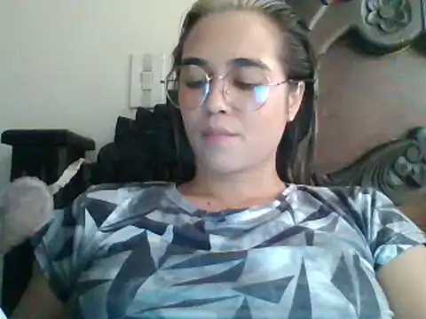 trianabell online show from February 2025 06:02:01 PM