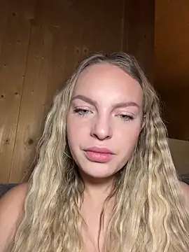 Snapshot of ChiaraVixen chatting on December 2024 06:01:02 AM ChiaraVixen online show from December 2024 06:01:02 AM