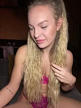 Snapshot of ChiaraVixen chatting on December 2024 06:01:01 AM ChiaraVixen online show from December 2024 06:01:01 AM