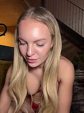 Snapshot of ChiaraVixen chatting on December 2024 02:38:02 PM ChiaraVixen online show from December 2024 02:38:02 PM