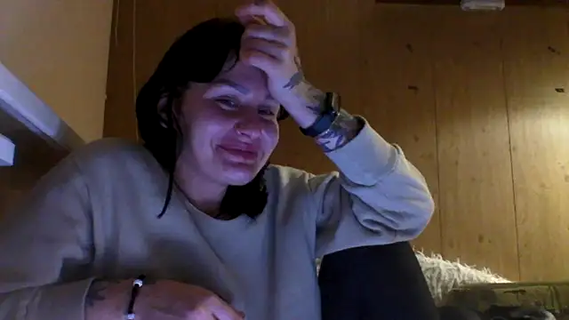 Tracey Izzy online show from November 2025 10:44:02 PM