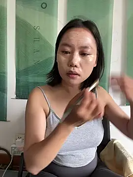 Snapshot of Eliza-E chatting on April 2026 02:00:01 AM Eliza-E online show from April 2026 02:00:01 AM