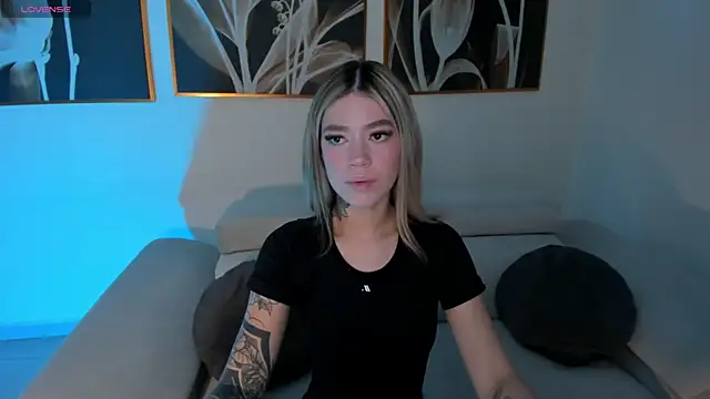 ViolettHansson online show from May 2026 11:39:02 AM