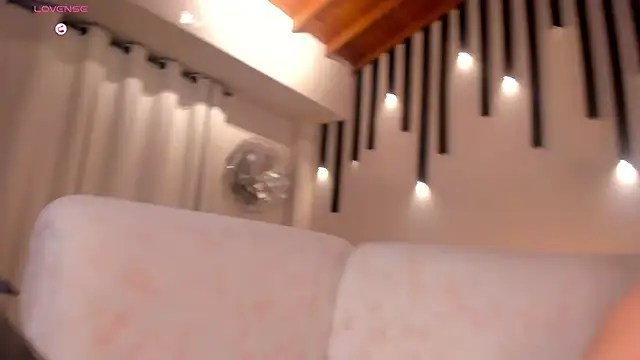 Snapshot of AliceHarper_ chatting on February 2025 09:32:02 AM AliceHarper online show from February 2025 09:32:02 AM