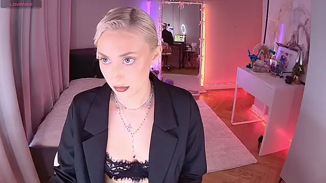 LoryWood online show from October 2025 02:39:02 PM