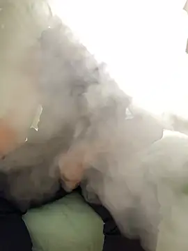 Snapshot of FumesClouds chatting on December 2024 10:13:02 PM FumesClouds online show from December 2024 10:13:02 PM