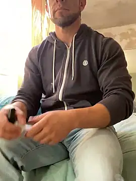 Snapshot of FumesClouds chatting on December 2024 10:21:02 PM FumesClouds online show from December 2024 10:21:02 PM