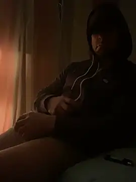 Snapshot of FumesClouds chatting on December 2024 12:42:02 AM FumesClouds online show from December 2024 12:42:02 AM