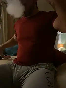 Snapshot of FumesClouds chatting on December 2024 06:06:01 AM FumesClouds online show from December 2024 06:06:01 AM