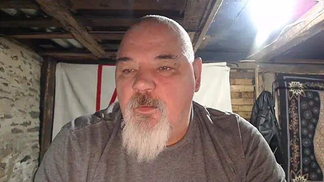 Newfiesausage1972 online show from December 2025 10:46:02 AM