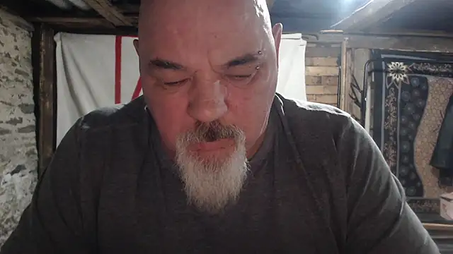 Newfiesausage1972 online show from January 2026 10:42:01 AM