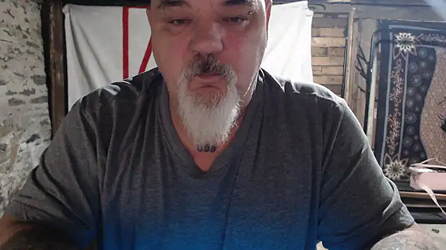 Newfiesausage1972 online show from January 2026 11:48:01 AM