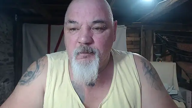 Newfiesausage1972 online show from March 2026 12:23:01 PM