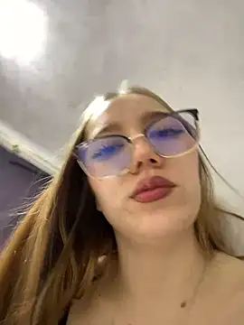 Snapshot of melody-dy chatting on February 2025 09:09:01 PM melody-dy online show from February 2025 09:09:01 PM