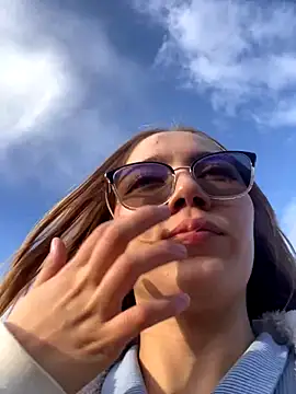 Snapshot of melody-dy chatting on October 2025 10:07:02 PM melody-dy online show from October 2025 10:07:02 PM