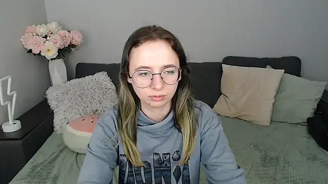 Mini Diva online show from September 2025 08:08:01 AM