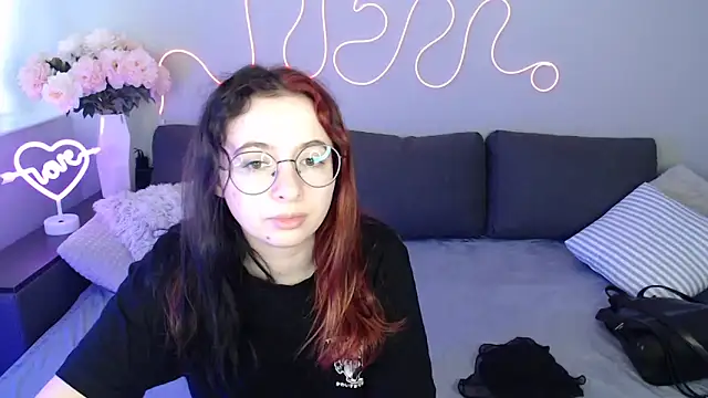 Mini Diva online show from November 2025 09:09:02 AM